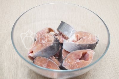 Кусочки рыбы сложить в миску и посолить.