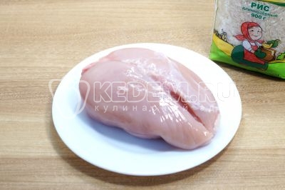 Куриную грудку промыть, косточки удалить.