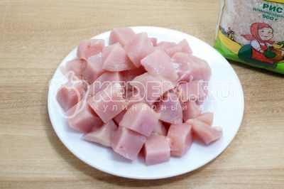 Нарезать филе небольшими кубиками.