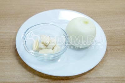 Луковицу и 5 зубчиков чеснока очистить.