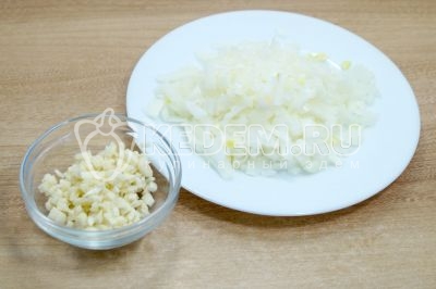 Нарезать мелко лук и чеснок.
