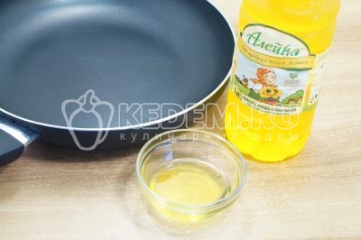 На сковороде разогреть 2 столовых ложки подсолнечного масла.