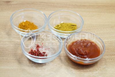 Отмерить 2 столовых ложки карри, 1 чайную ложку куркумы, 3 столовых ложки томатной пасты и 1/2 чайной ложки измельченного красного перца.