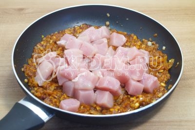 Добавить кубиками нарезанную курицу.
