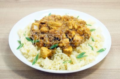 Сверху выложить курицу карри. Немного украсить зеленым луком.