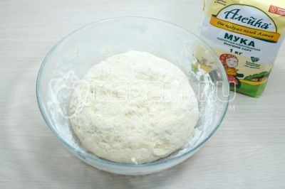 Замесить тесто.