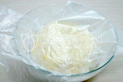 Накрыть пищевой пленкой и оставить на 30 минут.