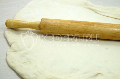 Тесто раскатать в пласт скалкой.