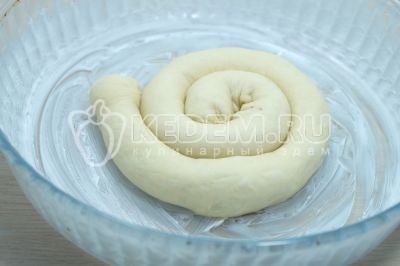 Форму смазать подсолнечным маслом и или растительным маргарином, выкладывать полоски улитки с середины.