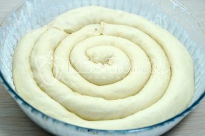 Полоски просто защипнуть концами друг к другу и укладывать пока есть место в форме, всего вам потребуется 3-4 полоски с начинкой.