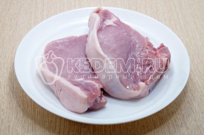Мясо свинины нарезать ломиками с косточкой, убрать пленки и обсушить бумажными полотенцами.