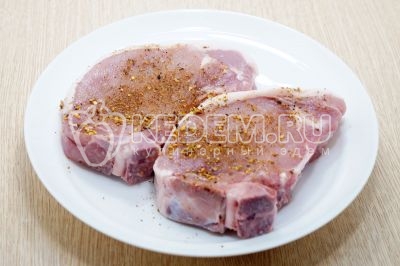 Приправить каждый кусочек мяса специями для мяса и солью, хорошо натереть.