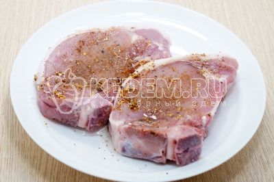 Добавить 3 столовых ложки растительного масла и оставить мясо в масле на 15 минут.