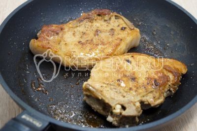 Хорошо прожарить мясо с двух сторон до золотистой корочки.
