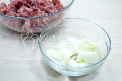 В миску выложить 400 грамм мясного фарша, вторую луковицу не крупно нарезать и перекрутить на мясорубке или измельчить в блендере.
