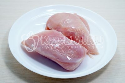 400 грамм куриного филе промыть и хорошо обсушить.
