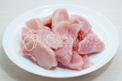 Нарезать небольшими плоскими кусочками.
