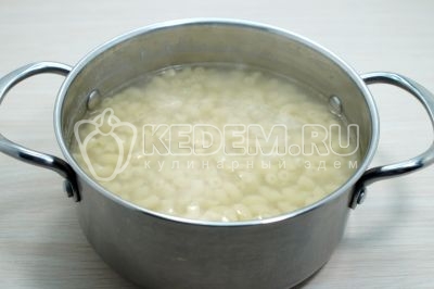 Варить на среднем огне помешивая 5-7 минут.