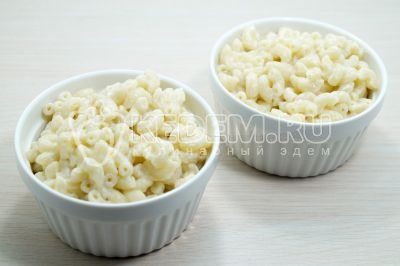 Выложить в формочки для запекания.