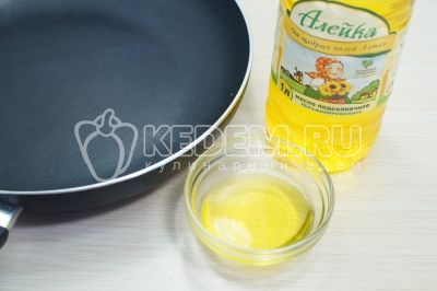 На сковороде разогреть 3 столовые ложки подсолнечного масла ТМ «Алейка».