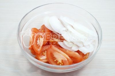 Помидоры нарезать ломтиками и смешать в миске с луком.