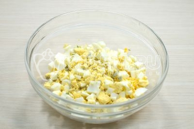 Нарезать яйца в миску мелкими кубиками.