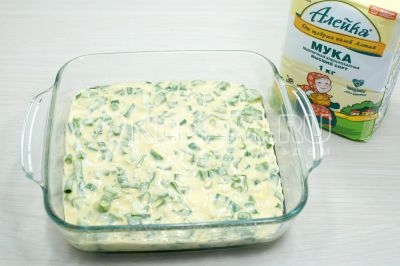 Вылить тесто в форму и разровнять.