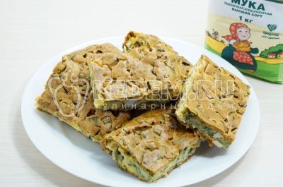 Немного остудить пирог и нарезать на кусочки.