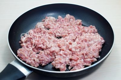 Выложить мясной фарш и размять вилкой, обжаривать 2-3 минуты.