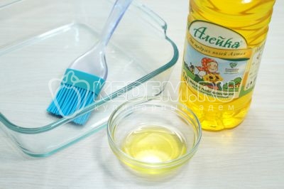 Форму для запекания смазать 1 толовой ложкой подсолнечного масла ТМ «Алейка».