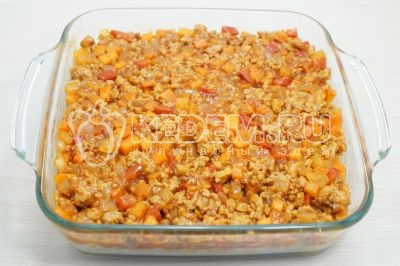 Добавить слой фарша с овощами.