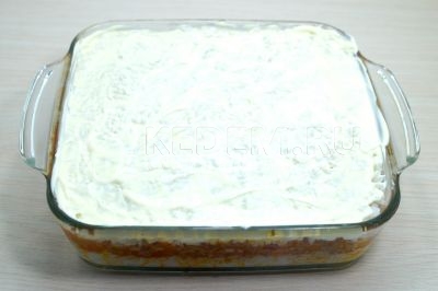 Смазать 2 столовыми ложками сметаны сверху.