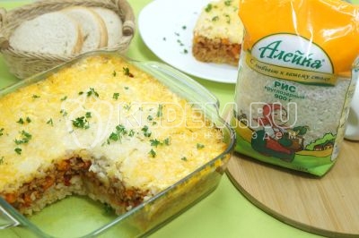 Запеканка с фаршем и рисом в духовке готова