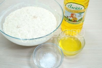 Добавить 1/2 чайной ложки соли и 3 столовые ложки подсолнечного масла ТМ «Алейка».