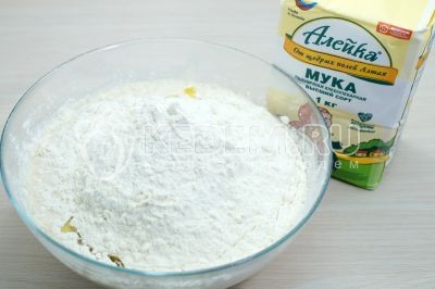 Добавить еще 400 грамм муки и замесить тесто.