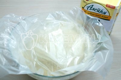 Накрыть сверху пленкой или полотенцем. Оставить на 20-30 минут.