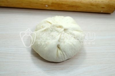 Защипнуть края к середине.