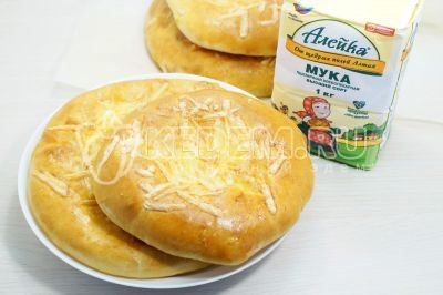Готовые лепешки с сыром немного остудить.