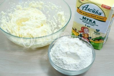 Добавить 250 грамм муки ТМ «Алейка».