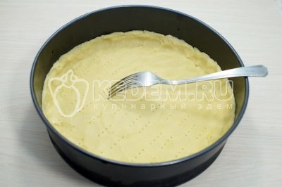 Вилкой по кругу сделать проколы. 