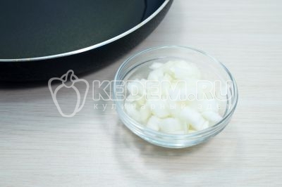 Добавить мелко нашинкованную луковицу.