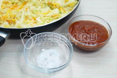 Добавить 1/2 чайной ложки соли и 2 столовые ложки томатной пасты.