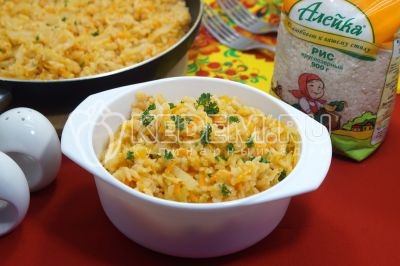 Тушёная капуста с рисом на сковороде готовы