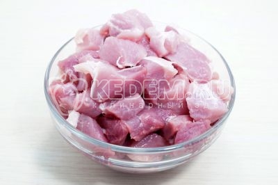 Свинину нарезать кубиками.