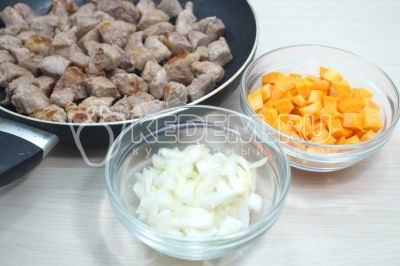 Добавить мелко нашинкованный лук и кубиками нарезанную морковь.