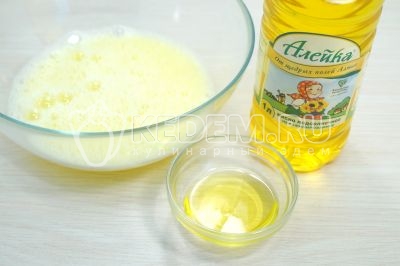 Добавить 2 столовых ложки подсолнечного масла и хорошо перемешать.