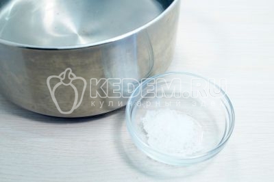 В кастрюле вскипятить 2 литра воды и добавить 1/2 чайной ложки соли.