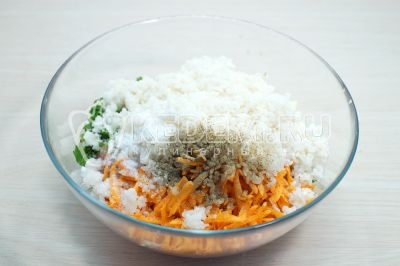 Добавить отварной рис, 1/2 чайной ложки соли и черный молотый перец по вкусу.