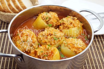 Фаршированные перцы мясом и рисом в кастрюле