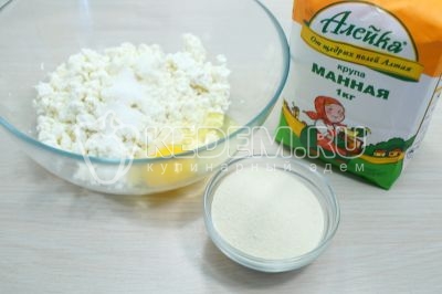 Добавить 4 столовых ложки манной крупы.